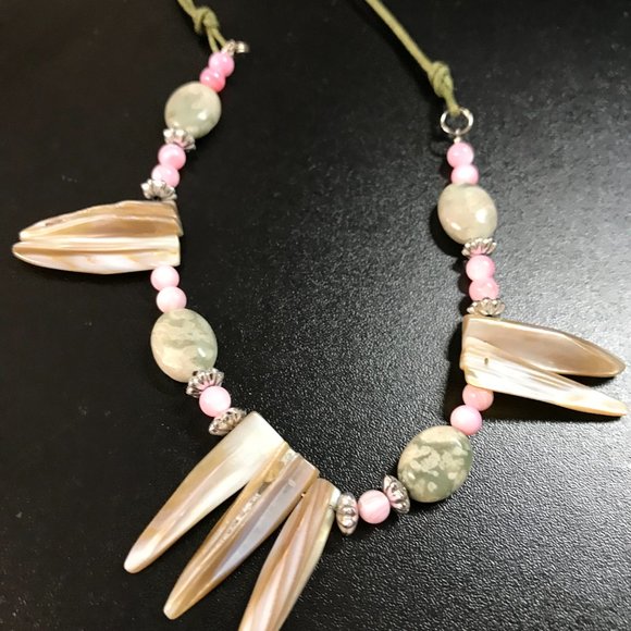 19 1/4" Beaded Necklace with Mother Of Pearl Focals - Picture 2 of 4